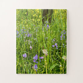 Boshyacinten en paardenbloemen in wilde lentegras legpuzzel