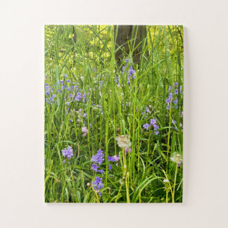 Boshyacinten en paardenbloemen in wilde lentegras legpuzzel