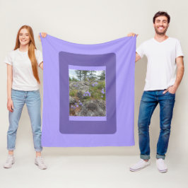 Boshyacinten op een rotsachtige heuvelhelling  fleece deken