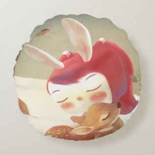 Bosomgreep: Konijn Meisje Omhelst Klein Hertenjong Rond Kussen