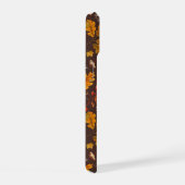 Bospaddenstoelen en herfstflora op bruin iPhone 15 case (Rechterkant)