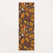Bospaddenstoelen en herfstflora op bruin yogamat (Voorkant)