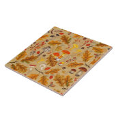 Bospaddenstoelen en herfstflora op oker tegeltje (Zijkant)