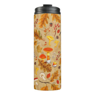 Bospaddenstoelen en herfstflora op oker thermosbeker