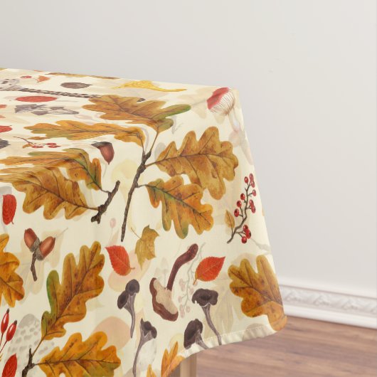 Bospaddenstoelen en herfstflora op room tafelkleed (Voorbeeld)