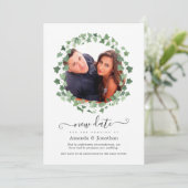 Bosrijke groene wedding nieuwe datum save the date (Staand voorkant)