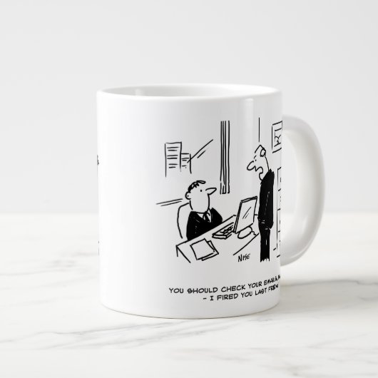 Boss Fires een Kantoor werknemer per e-mail Grote Koffiekop (Voorkant rechts)