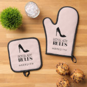 Boss Lady Rules Stiletto Logo Blush Ovenwant & Pannenlap Set (Top down)