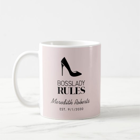 Boss Lady Stiletto Logo Blush gepersonaliseerd Koffiemok (Links)