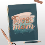 Boss Ma Trendy Copper Blauwgroen Waterverf Typogra Planner<br><div class="desc">Boss Mam Trendy de Blauwgroen Typografie van de Waterverf van het Koper Citaat met de achtergrond van de de verfborstel van de waterverf, en faux glitter de folie tekst. Maakt een perfect cadeau voor moeder op moederdag, verjaardagen, of feestdagen, of voor nieuwe moeders en mama om te zijn, of werk...</div>