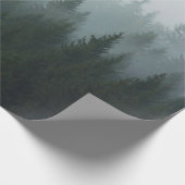 Bossen in de ochtend mist in de berg. Spruce Cadeaupapier (Hoek)