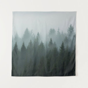 Bossen in de ochtend mist in de berg. Spruce Wandkleed
