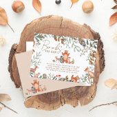 Bossen met groene bomen brengen een boek mee informatiekaartje