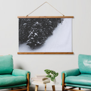 Bossen met zwarte en witte sparren en sneeuw hangend wandkleed