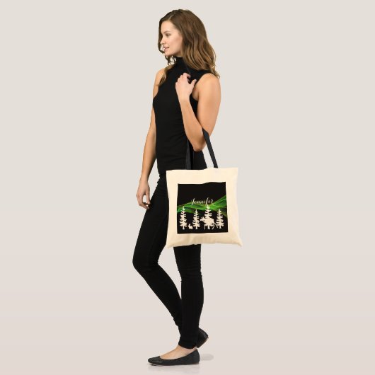 Bossilhouetjes in witte zwarte noordelijke lichten tote bag (Voorkant (model))
