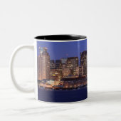 Boston Harbour en skyline.  Boston is een van de 9 Tweekleurige Koffiemok (Links)