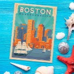Boston Skyline en Sailboten | Massachusetten Briefkaart<br><div class="desc">Anderson Design Group is een bekroonde illustratie- en ontwerpfirma in Nashville,  Tennessee. Oprichter Joel Anderson leidt een team van getalenteerde artiesten naar creëer originele poster kunst die lijkt op klassieke  prints van de jaren 20 tot de jaren 60.</div>