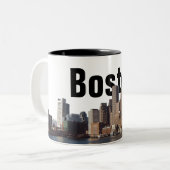 Boston Skyline op een beker Tweekleurige Koffiemok (Voorkant links)