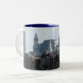 Boston Skyline Tweekleurige Koffiemok (Voorkant links)