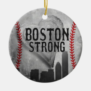 Boston Strong door Vetro Jewelry & Design Keramisch Ornament
