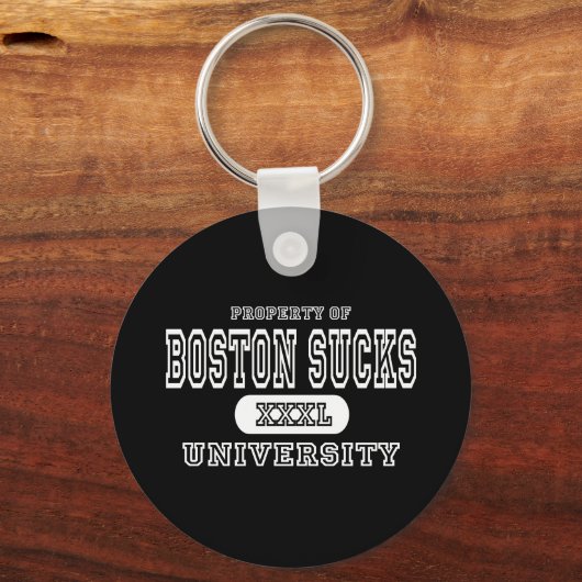 Boston Sucks University Dark Sleutelhanger (Voorkant)