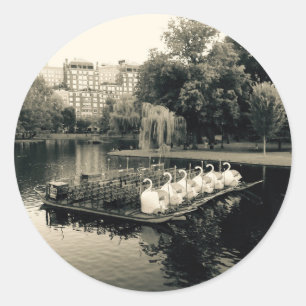 Boston Swan Boats in zwart-wit Ronde Sticker