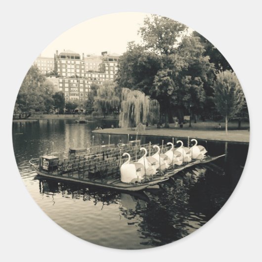 Boston Swan Boats in zwart-wit Ronde Sticker (Voorkant)