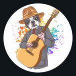Boston Terrier die Acoustic Guitar speelt Ronde Sticker<br><div class="desc">Boston Terrier die Acoustic Guitar Cool Musician Guitarist Family Design Classic Round Sticker Classic Collectie speelt.</div>