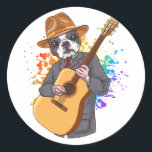 Boston Terrier die Acoustic Guitar speelt Ronde Sticker<br><div class="desc">Boston Terrier die Acoustic Guitar Cool Musician Guitarist Family Design Classic Round Sticker Classic Collectie speelt.</div>