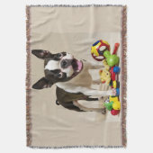 Boston Terrier Dog Spelen met Speelgoed Deken (Voorkant Verticaal)