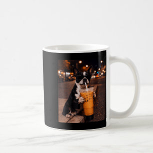 Boston terrier hond drinkt ijskoude koffie liefheb koffiemok