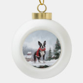 Boston Terrier Hond in Sneeuw Kerstmis Keramische Bal Ornament (Voorkant)