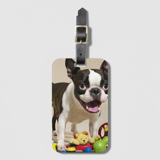 Boston Terrier-hond speelt met speelgoed Bagagelabel (Voorkant (verticaal))