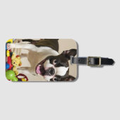 Boston Terrier-hond speelt met speelgoed Bagagelabel (Voorkant (horizontaal))
