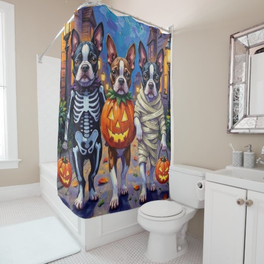Boston Terrier Honden Trick-or-Treating in Hallowe Douchegordijn (In situ)
