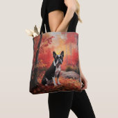 Boston Terrier in de herfst laat Herfst inspireren Tote Bag (Dichtbij)