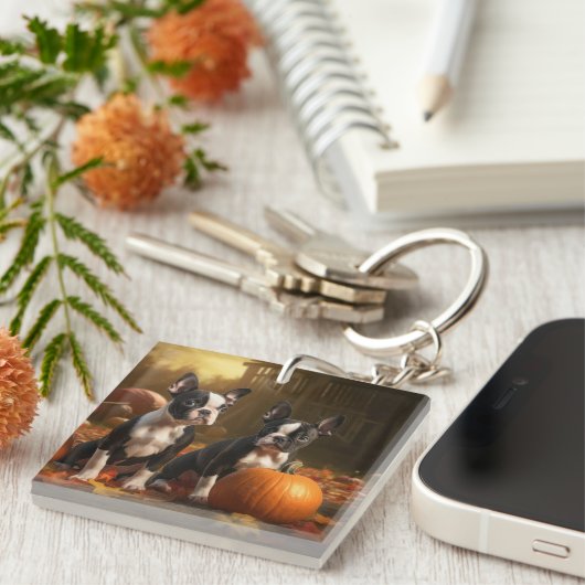 Boston Terrier Puppy Herfst Delight Pompoen Sleutelhanger (Voorkant Rechts)