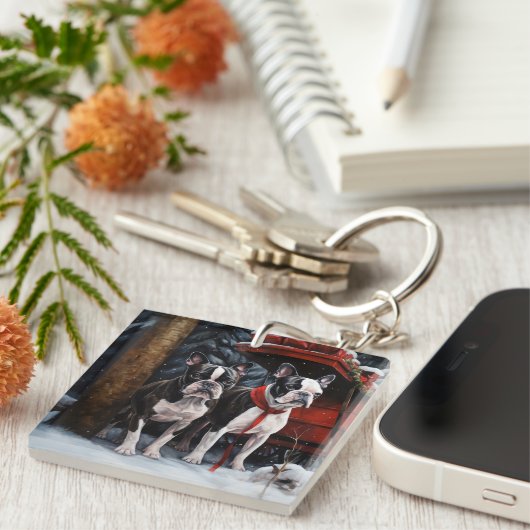 Boston Terrier Snowy Sleigh Kerst Decor Sleutelhanger (Voorkant Rechts)