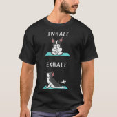 Boston Terrier Yoga Inhale Ehale  Grappige Hond  T-shirt (Voorkant)