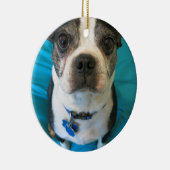 Boston Terrier zit op bed Keramisch Ornament (Rechts)