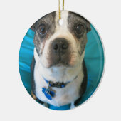 Boston Terrier zit op bed Keramisch Ornament (Links)