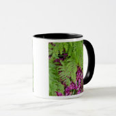 Bosvijvers met roze bloempitten op de grond mok (Voorkant rechts)