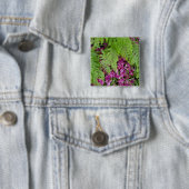 Bosvijvers met roze bloempitten op de grond vierkante button 5,1 cm (In situ)