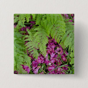 Bosvijvers met roze bloempitten op de grond vierkante button 5,1 cm