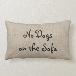 Bot geen honden op de sofa kussen