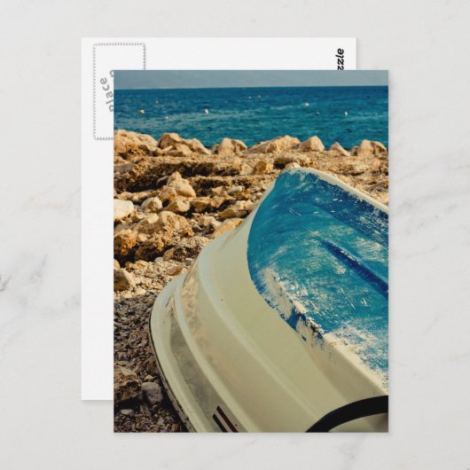 Bot met zee in achtergrondbriefkaart briefkaart (Voorkant / Achterkant)