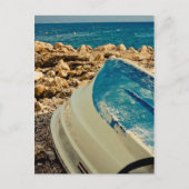 Bot met zee in achtergrondbriefkaart briefkaart (Voorkant)