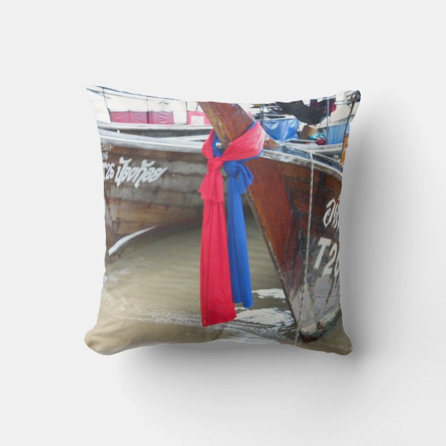 Bot op de strand | Phi Phi-eilanden, Thailand Kussen (Voorkant)