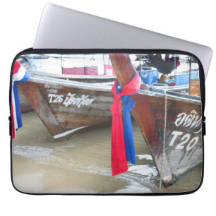 Bot op de strand   Phi Phi-eilanden, Thailand Laptop Sleeve