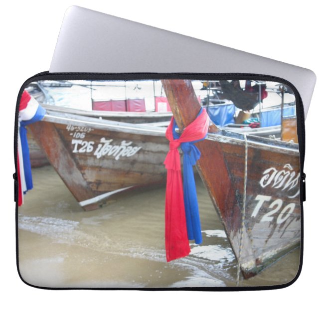 Bot op de strand | Phi Phi-eilanden, Thailand Laptop Sleeve (Voorkant)